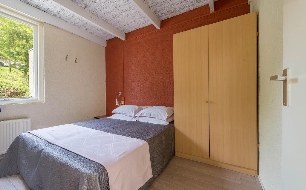 Roompot Schin Op Geul Born Bilik gambar