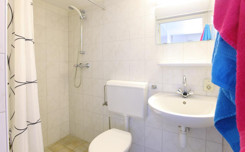 Roompot Schin Op Geul Born Bilik gambar