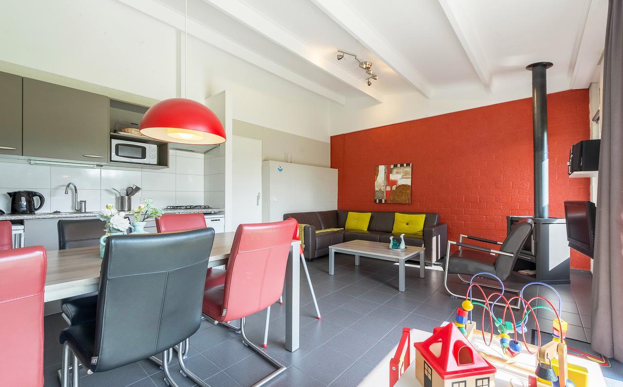 Roompot Schin Op Geul Born Bilik gambar