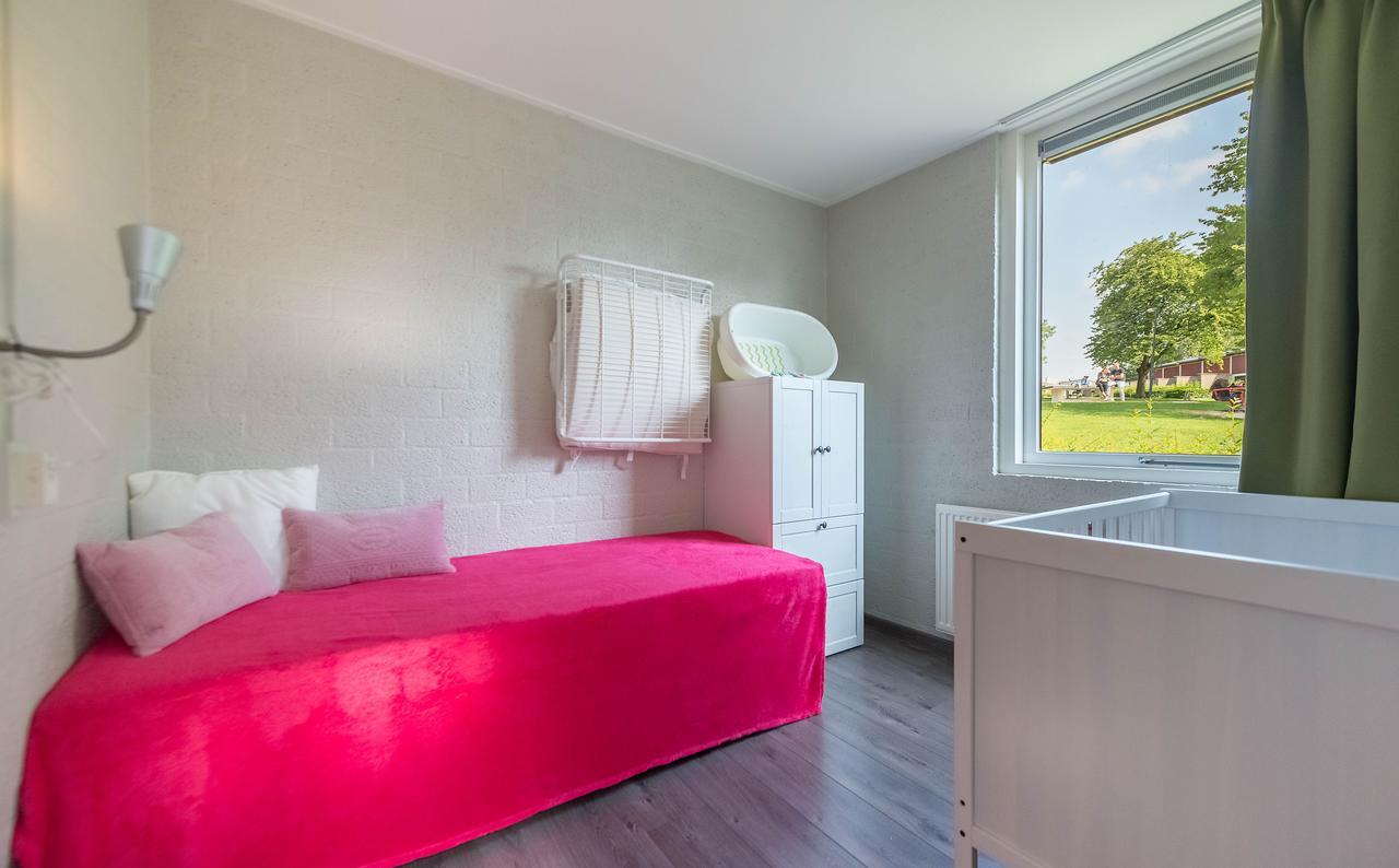 Roompot Schin Op Geul Born Bilik gambar